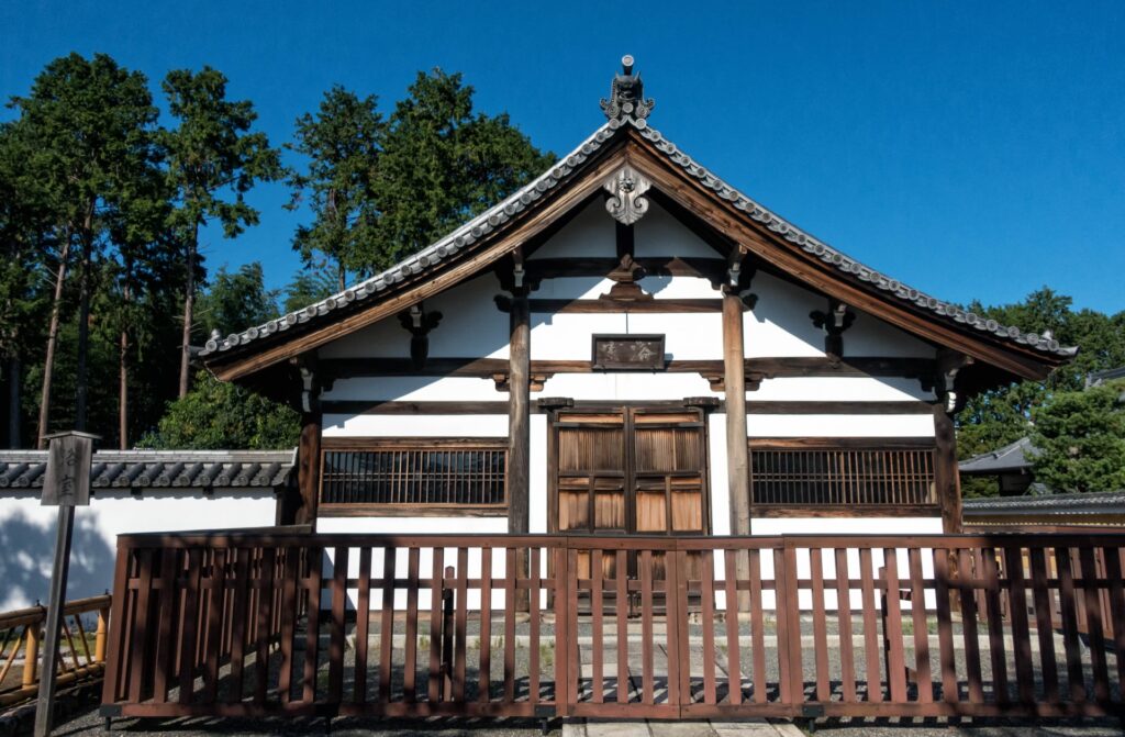 奈良時代に創建された尼寺・法華寺には「からふろ」と呼ばれる蒸し風呂がある。